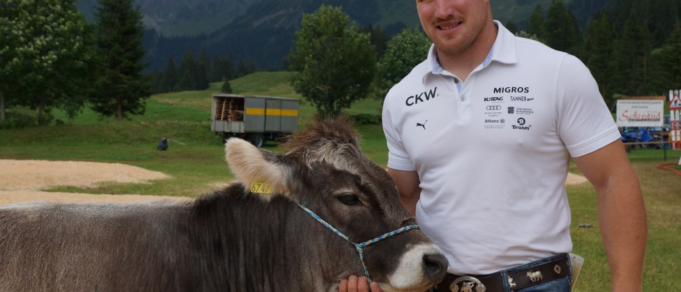 Joel Wicki mit dem Siegerpreis.